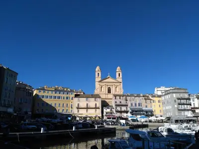 Vue générale sur La Vasina ou vue de la ville depuis l'appartement