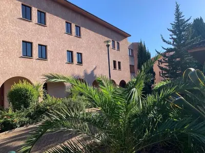Jardin de l'établissement 2026 - grand studio avec piscine et plage à 50 m