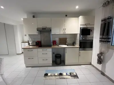 Cuisine ou kitchenette dans l'établissement F2 REZ DE VILLA ENTRE MER ET MONTAGNE