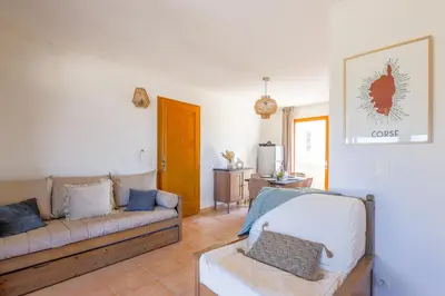 Coin salon dans l'établissement Capra Scorsa - Appt vue mer et piscine partagée