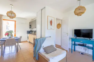 Cuisine ou kitchenette dans l'établissement Capra Scorsa - Appt vue mer et piscine partagée
