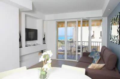 Télévision ou salle de divertissement dans l'établissement Centru Appart lumineux vue mer 5 min à pied de la plage et du centre