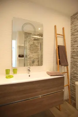 Salle de bains dans l'établissement Centru Appart lumineux vue mer 5 min à pied de la plage et du centre