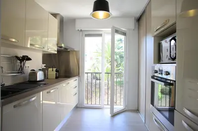Cuisine ou kitchenette dans l'établissement Centru Appart lumineux vue mer 5 min à pied de la plage et du centre