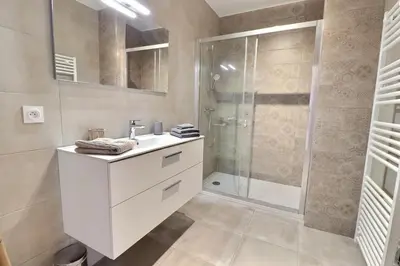 Salle de bains dans l'établissement Maison U CASTAGNU