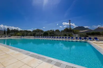 Piscine de l'établissement Maison Fab & Jo - Proche de lîle rousse ou située à proximité