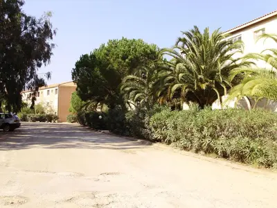 Jardin de l'établissement Appartement F1 Calvi à 150 mètres de la plage