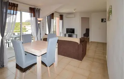 Télévision ou salle de divertissement dans l'établissement Lovely Apartment In Sta Maria Poggio