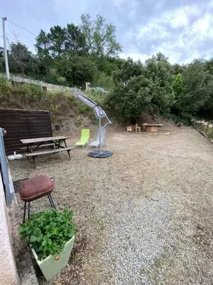 Jardin de l'établissement Charmant T2 proche de Corte