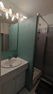 Salle de bains dans l'établissement Calvi T3 climatisé 150 m plage