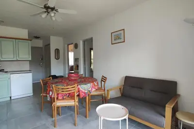 Cuisine ou kitchenette dans l'établissement Calvi T3 climatisé 150 m plage