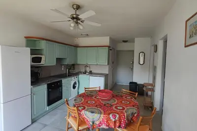 Cuisine ou kitchenette dans l'établissement Calvi T3 climatisé 150 m plage