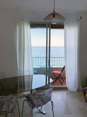 Vue générale sur la mer ou vue sur la mer prise depuis l'appartement