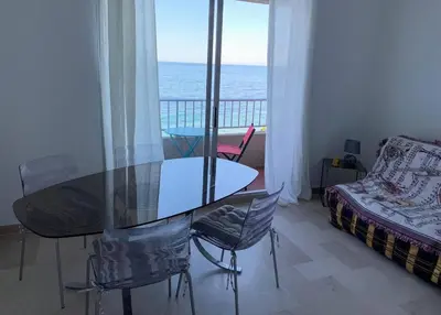 Vue générale sur la mer ou vue sur la mer prise depuis l'appartement