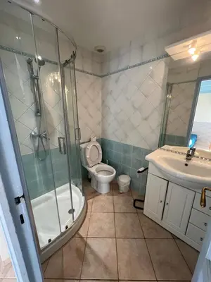 Salle de bains dans l'établissement F2 apartments with panoramic sea views