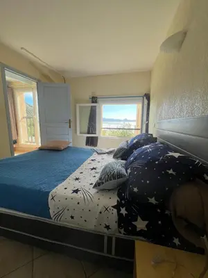 Un ou plusieurs lits dans un hébergement de l'établissement F2 apartments with panoramic sea views