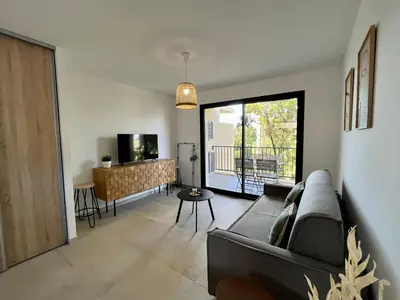 Télévision ou salle de divertissement dans l'établissement Appartement climatisé neuf au calme, proche centre-ville, 4 minutes en voiture plage et commerces