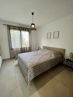 Un ou plusieurs lits dans un hébergement de l'établissement Appartement climatisé neuf au calme, proche centre-ville, 4 minutes en voiture plage et commerces