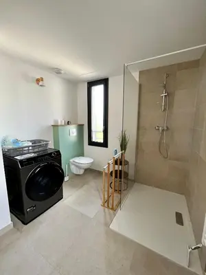 Salle de bains dans l'établissement Appartement climatisé neuf au calme, proche centre-ville, 4 minutes en voiture plage et commerces