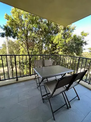 Balcon ou terrasse dans l'établissement Appartement climatisé neuf au calme, proche centre-ville, 4 minutes en voiture plage et commerces