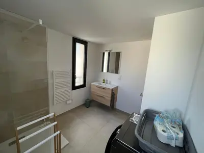 Plan de l'établissement Appartement climatisé neuf au calme, proche centre-ville, 4 minutes en voiture plage et commerces