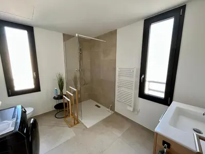 Salle de bains dans l'établissement Appartement climatisé neuf au calme, proche centre-ville, 4 minutes en voiture plage et commerces