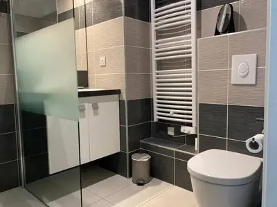 Salle de bains dans l'établissement Appart'Calvi, 200 m de la plage de la Pinède, WIFI gratuit