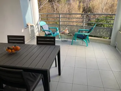 Balcon ou terrasse dans l'établissement Appart'Calvi, 200 m de la plage de la Pinède, WIFI gratuit