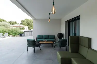 Coin salon dans l'établissement Très belle villa à Ghisonaccia avec piscine chauffée