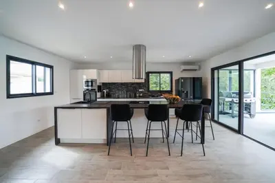 Cuisine ou kitchenette dans l'établissement Très belle villa à Ghisonaccia avec piscine chauffée