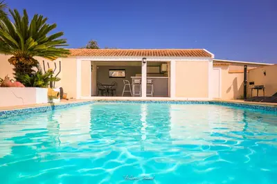 Piscine de l'établissement Résidence MARI ou située à proximité