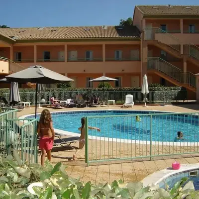 Grazioso bilocale a 200 m dal mare in residence con piscina e WI-FI