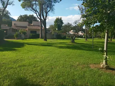 Jardin de l'établissement maison climatisée 150 m de la mer