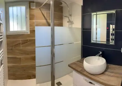Salle de bains dans l'établissement maison climatisée 150 m de la mer