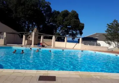 Piscine de l'établissement maison climatisée 150 m de la mer ou située à proximité