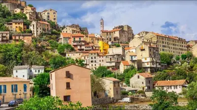 Vue générale sur Corte ou vue de la ville depuis l'appartement