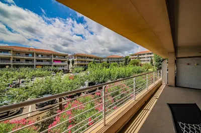 Balcon ou terrasse dans l'établissement Grand T2 terrasse 27m2 plein sud Folelli centre