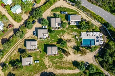 Vue panoramique sur l'établissement Les Bergeries du Domaine de Pinelli