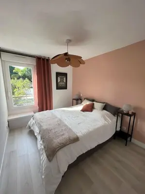 Un ou plusieurs lits dans un hébergement de l'établissement Appartement avec piscine