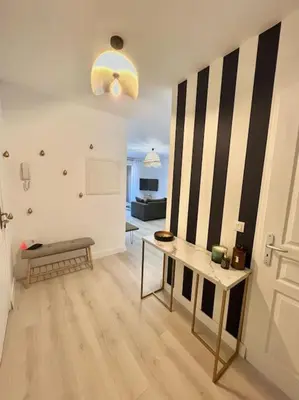 Télévision ou salle de divertissement dans l'établissement Appartement avec piscine
