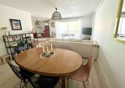 Télévision ou salle de divertissement dans l'établissement Appartement avec piscine