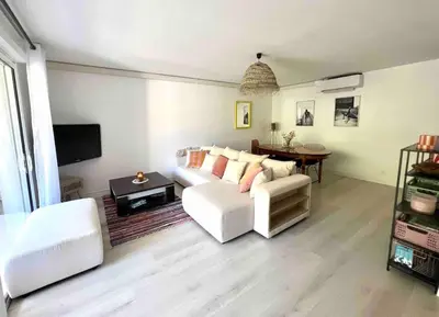 Télévision ou salle de divertissement dans l'établissement Appartement avec piscine