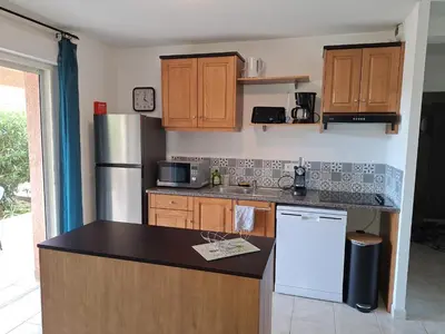 Cuisine ou kitchenette dans l'établissement NOUVEL LOCATION d'un Bel appart T2 climatisé et meublé au RDCh avec piscine dans residence les Melody