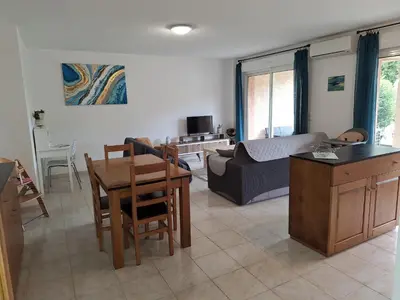 Coin salon dans l'établissement NOUVEL LOCATION d'un Bel appart T2 climatisé et meublé au RDCh avec piscine dans residence les Melody