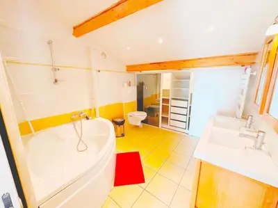 Salle de bains dans l'établissement Magnifique duplex de 130 m² à Corte (centre ville)