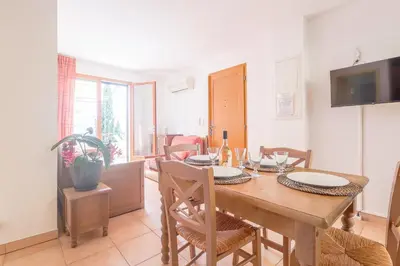 Télévision ou salle de divertissement dans l'établissement Casa Corsica - Appt climatisé proche de la plage