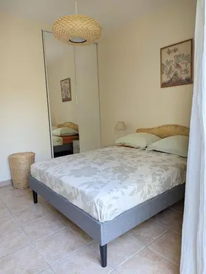 Un ou plusieurs lits dans un hébergement de l'établissement Magnifique villa entre mer et montagne