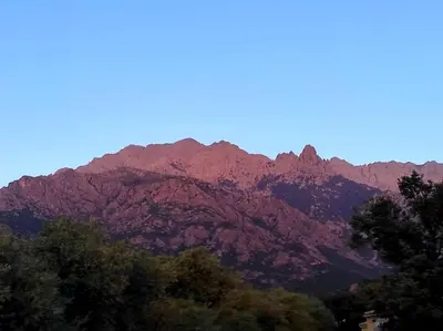 Vue générale sur la montagne ou vue sur la montagne depuis la villa