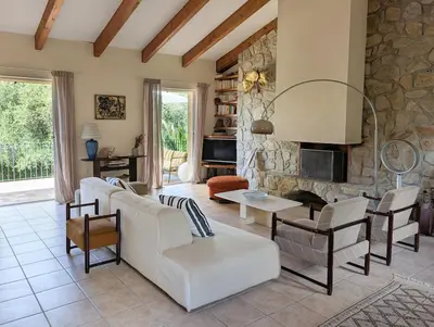 Coin salon dans l'établissement Magnifique villa entre mer et montagne