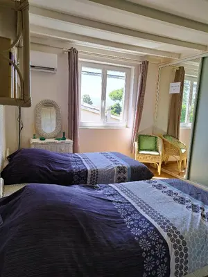 Un ou plusieurs lits dans un hébergement de l'établissement Mini villa jardin 50 m plage